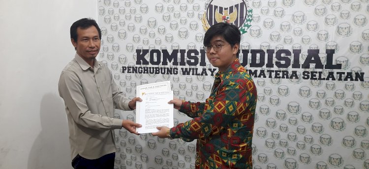  Advokat Akbar Tan menyerahkan surat ke Komisi Yudisial Kantor Penghubung Sumatera Selatan untuk meminta mengawasi proses banding warga Kecamatan Gelumbang Kabupaten Muara Enim. (Fauzi/RMOLSumsel.id)