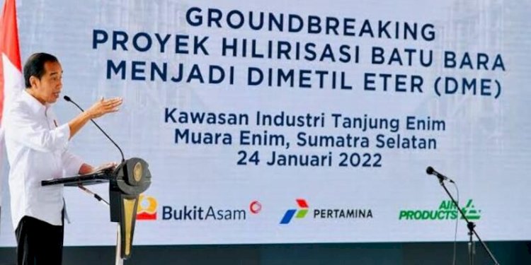 Presiden Jokowi saat melakukan groundbreaking proyek hilirisasi batu bara dengan Air Products pada Januari 2022 lalu/Net