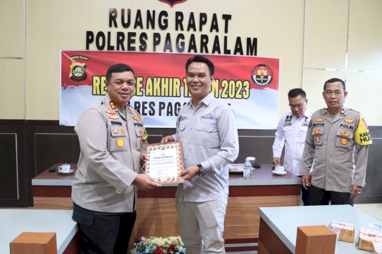 Kapolres Pagar Alam AKBP Erwin Irawan memberikan piagam penghargaan kepada Jurnalis RMOLSumsel.id Taufik Hidayat. (dok. Polisi)