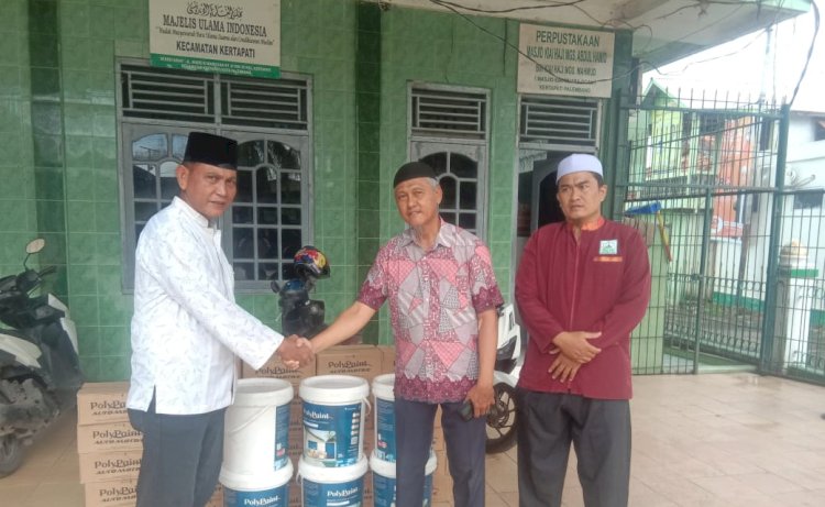Polrestabes Palembang memberikan bantuan berupa cat dinding dan tembok untuk Masjid KI Marogan/Foto: Deny Pratama