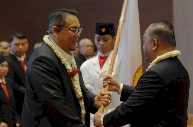 Yulian Gunhar menerima bendera KONI dari Ketua KONI Letjen Marciano Norman saat pengukuhan pengurus KONI Sumsel/ist