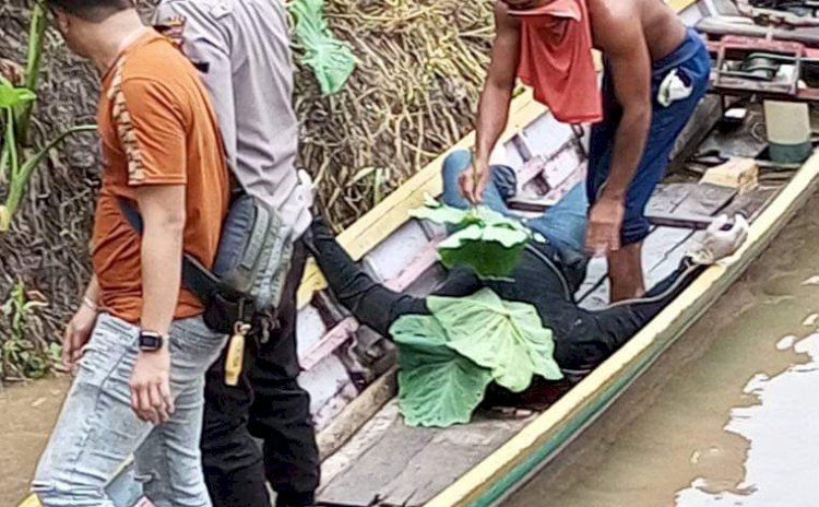 Petugas dibantu warga setempat mengevakuasi mayat Mr X yang mengapung di Sungai Rawas/Foto:Alam