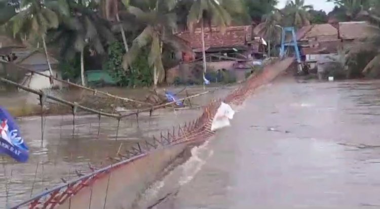 Jembatan Gantung di Desa Batu Gajah Kabupaten Muratara putus akibat debit air sungai meluap/ist