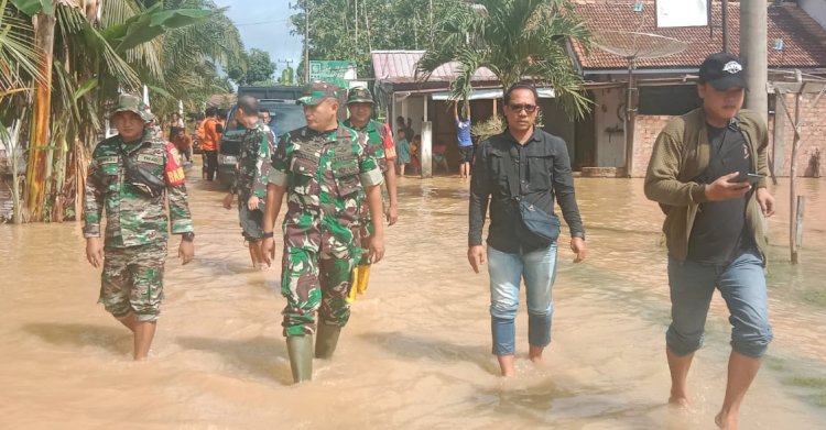 Dandim Lubuklinggau Letkol Inf Kunto Aji Setiawan meninjau banjir di Dua Kecamatan Murarata/Foto:KODIM 0406