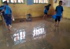 Banjir Mulai Surut, Guru dan Murid di Muratara Mulai Bersihkan Sekolah dari Lumpur  