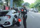 Dishub Gembosi Puluhan Mobil yang Terparkir di Bahu Jalan Depan RSMH Palembang