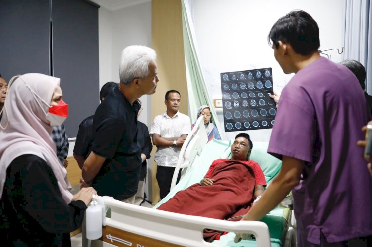 Ganjar Pranowo dan istri menjenguk korban penganiayaan oknum TNI/Ist