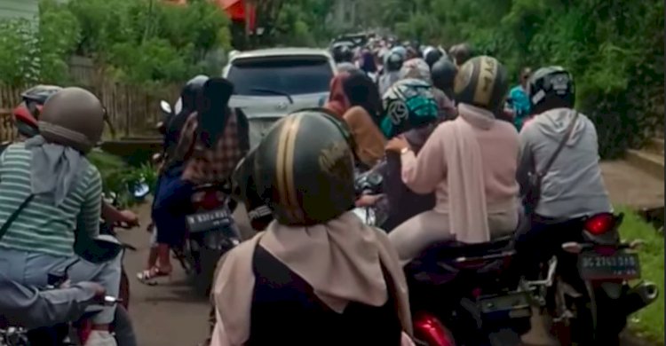 Kemacetan parah terjadi di objek wisata kebun teh kota Pagar Alam, Sumatera Selatan. (Taufik Hidayat/RMOLSumsel.id)