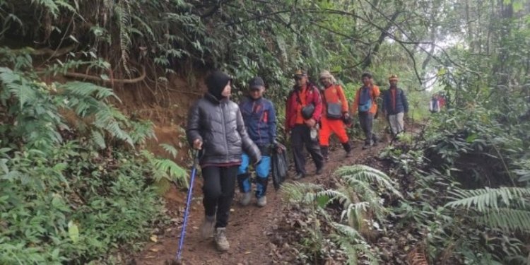 Relawan gabungan mengevakuasi dua remaja perempuan dari Gunung Lawu karena mengalami hipotermia/Ist