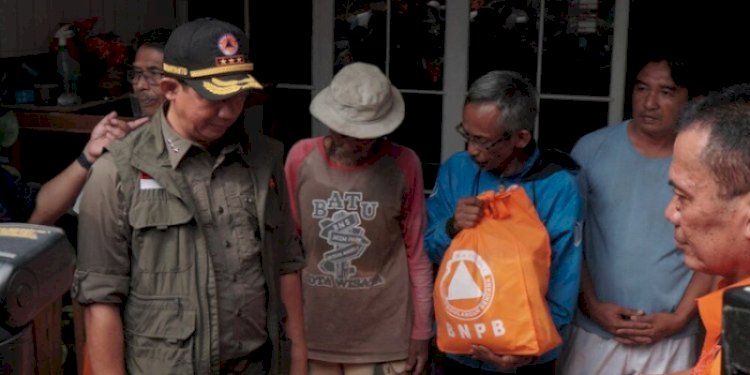Kepala Badan Nasional Penanggulangan Bencana (BNPB), Letjen TNI Suharyanto meninjau warga terdampak gempa bumi di Sumedang, Senin (1/1)/Ist