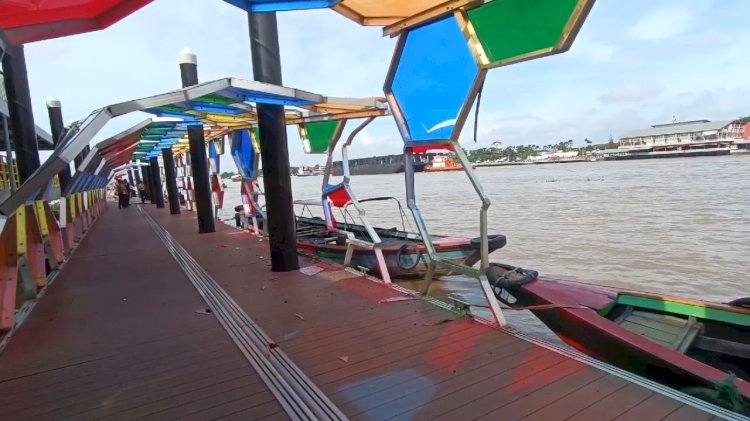 Kondisi pelabuhan 7 Ulu di Sungai Musi Palembang yang rusak parah usai ditabrak tongkang pengangkut batu bara, Selasa (2/1). (Kolase RMOLSumsel.id/Handout)