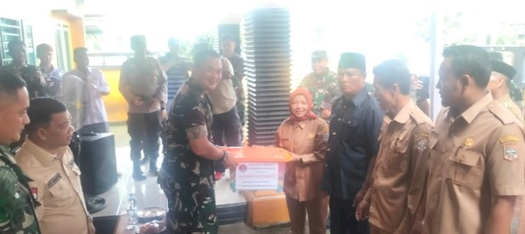 Danrem 044/Garuda Dempo (Gapo), Brigjend Muhammad Thohir saat melakukan kunjungan ke posko pengungsi dan wilayah terdampak banjir di Kabupaten Muratara. (ist/rmolsumsel.id)