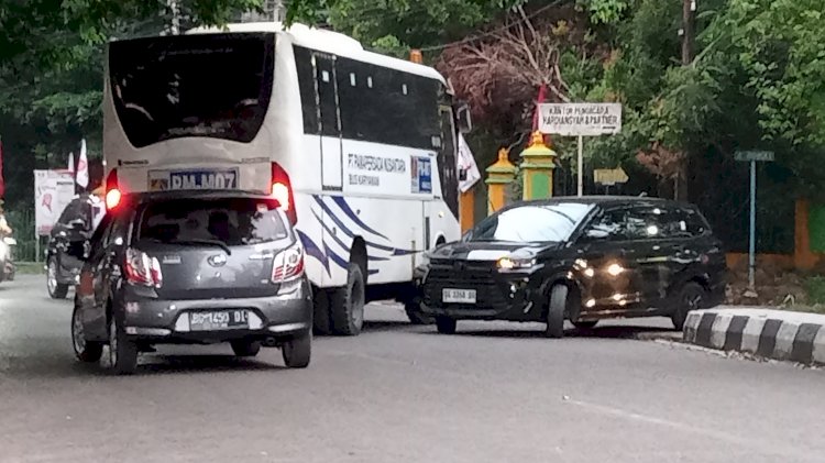 Bus karyawan tambang yang melintas di jalan Kabupaten Muara Enim. (Noviansyah/RMOLSumsel.id)