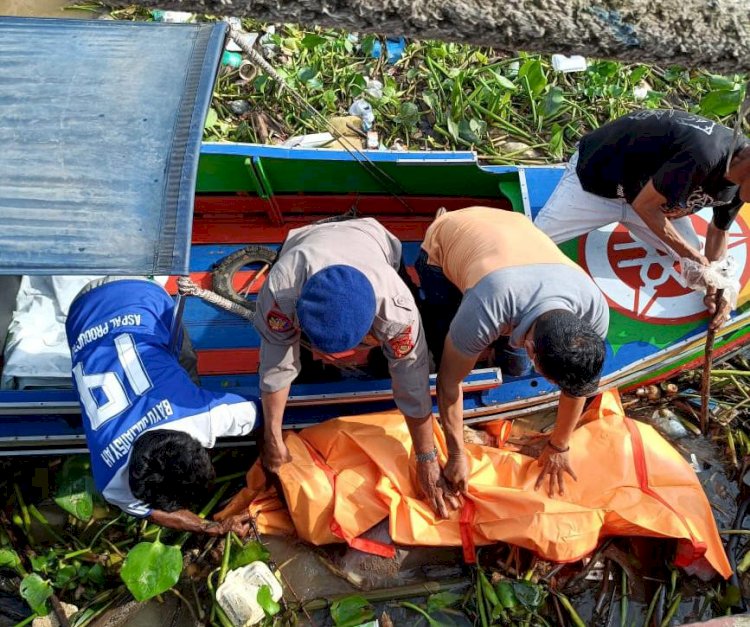 Polisi melakukan evakuasi mayat seorang pria tanpa identitas yang ditemukan mengapung di Sungai Musi, Palembang. (Denny Pratama/RMOLSumsel.id)