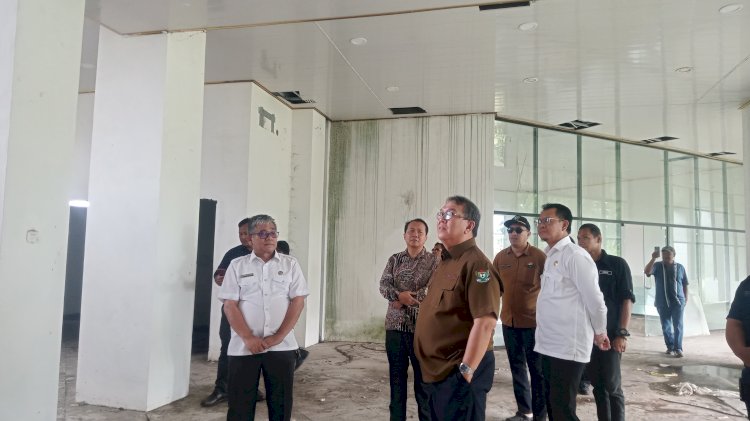  Pj Bupati Muara Enim mengecek  gedung kantor dinas Perpustakaan dan kearsipan Daerah yang kondisinya memperihatinkan (Noviansyah/rmolsumsel.id).