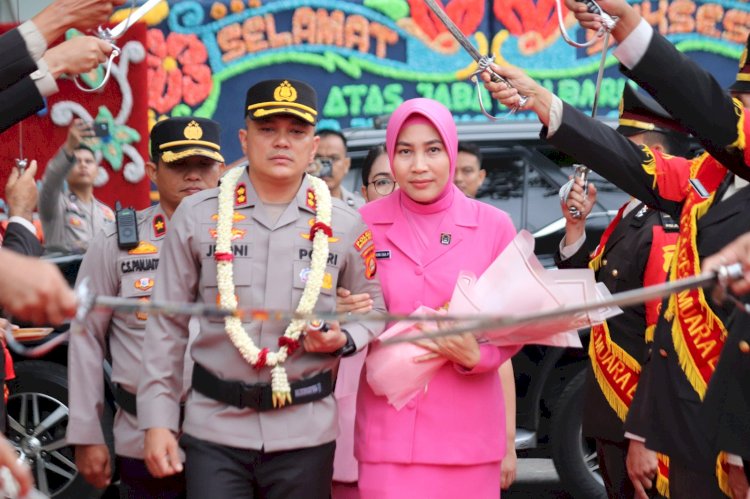 Prosesi penyambutan Kapolres Muara Enim AKBP Jhoni Eka Putra dan pelepasan AKBP Andi Supriadi di halaman depan Mapolres Muara Enim. (dok. Humas Polres Muara Enim/rmolsumsel.id)