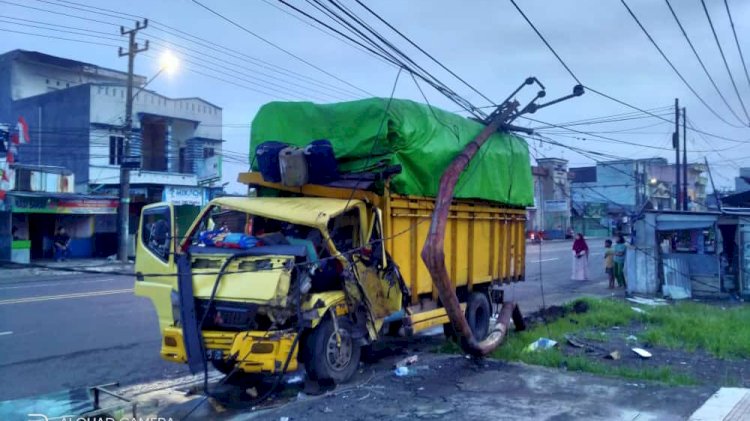 Truk tabrak tiang listrik di daerah Marga Mulya. (dok. Polisi)