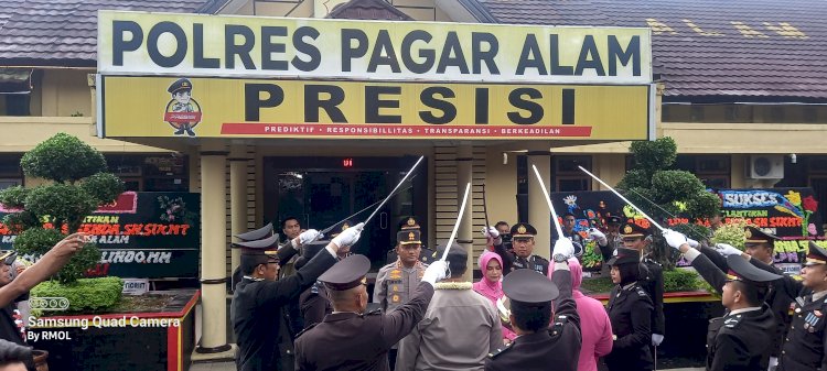 Upacara Pedang Pora Pisah Sambut Antara AKBP Erwin Irawan dan AKBP Erwin Aras di Mako Polres Pagar Alam Kamis (04/1). (Taufik Hidayat/RMOLSumsel.id)