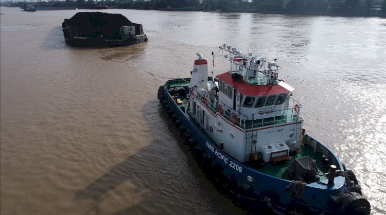 Tugboat penarik tongkang Karya Pacific 2208  yang mengalami insiden putusnya tali penarik tongkang beberapa waktu lalu saat melintasi Sungai Musi. (ist/rmolsumsel.id)