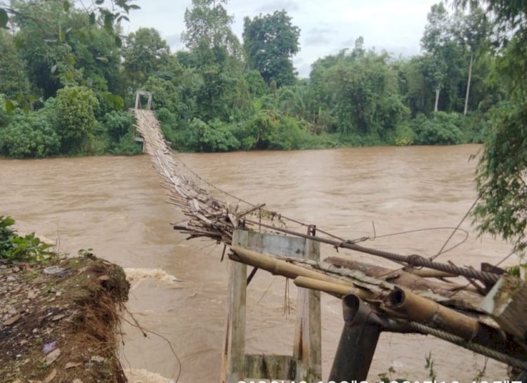 Kondisi Jembatan Gantung di kampung Gaung rusak parah dihantam luapan sungai musi. (Dok. BPBD)