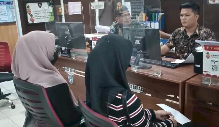 Reni Permatasari (20) korban penganiayaan tetangga saat membuat laporan di Polrestabes Palembang, Kamis (4/1). (Deny Pratama/RMOLSumsel.id)