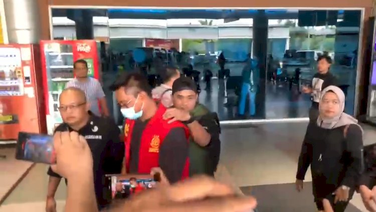 Tersangka FF saat digiring penyidik Kejati Sumsel di Bandara Sultan Mahmud Badaruddin II Palembang. (deny/rmolsumsel.id)