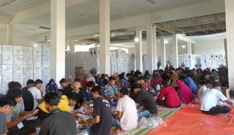 Ratusan peserta pelipatan suarat suara di KPU OKU Timur, Jumat (5/1). (Amizon/RMOLSumsel.id)