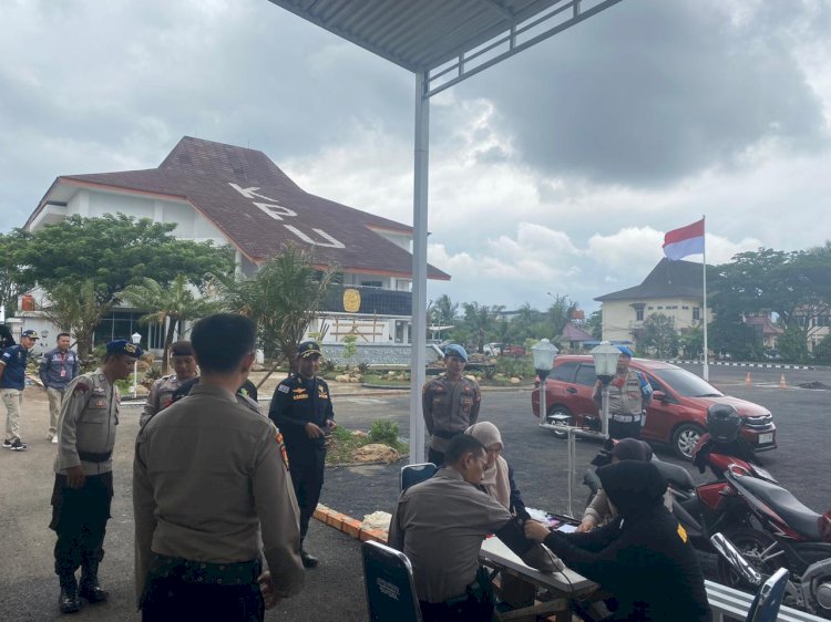 Polda Sumatera Selatan (Sumsel) melaksanakan kegiatan operasi Mantap Brata di kantor Badan Pengawas Pemilu (Bawaslu) dan Komisi Pemilihan Umum (KPU) provinsi Sumsel, Jumat (5/1).(dok. Polda Sumsel)