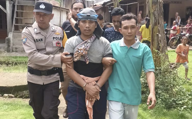 Tersangka Asep (29) yang merupakan pelaku pembunuhan kedua orang tua kandungnya. (dok. Polres Musi Rawas)