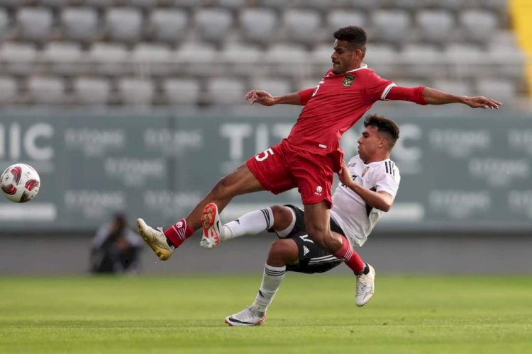 Pemain Timnas Indonesia Ricky Kambuaya mecoba melewati hadangan pemain Libya/Foto:PSSI