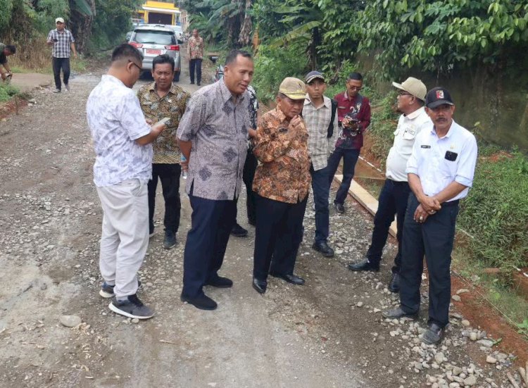 Wabup PALI didampingi Dinas PUTR dan Camat Tanah Abang meninjau lokasi jalan. (ist/rmolsumsel.id)