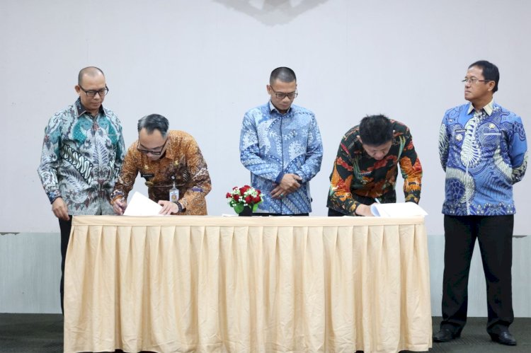 Penandatanganan nota kesepakatan bersama atau Memorandum of Understanding (MoU) terkait dukungan pengoperasian Badara Gatot Subroto menjadi bandara komersil di Kantor Kementerian Dalam Negeri Republik Indonesia. (ist/rmolsumsel.id)