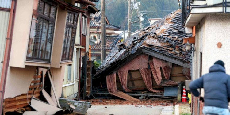 Bangunan rumah yang runtuh di Jepang setelah gempa di prefektur Ishikawa pada Senin, 1 Januari 2023/Net