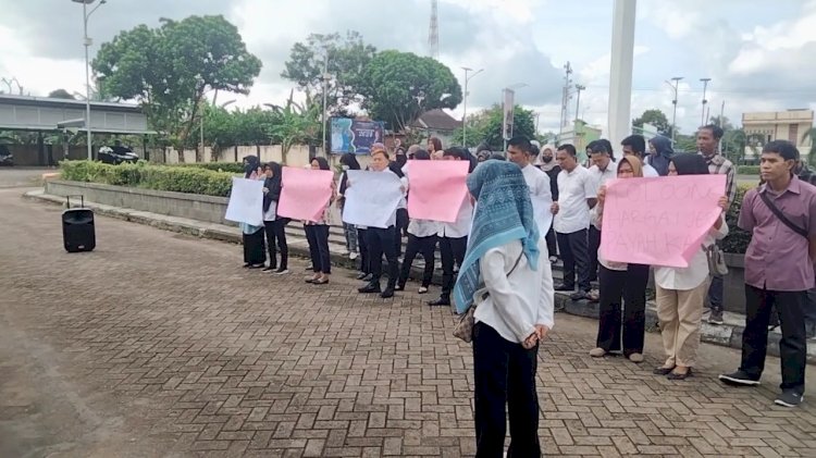  Honorer di Setda Empat Lawang saat melakukan aksi damai, karena gaji mereka telat dibayar. (ist/rmolsumsel.id)