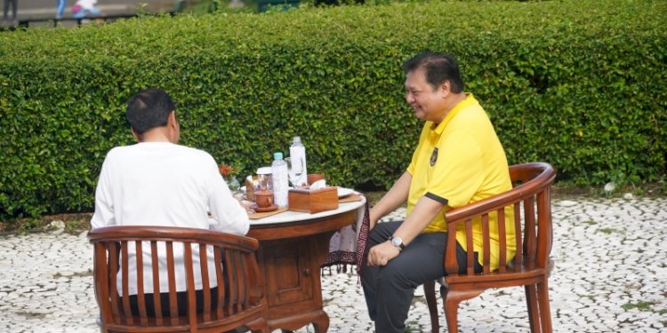 Presiden Joko Widodo dan Ketua Umum Partai Golkar, Airlangga Hartarto ngobrol santai di depan Danau Kebun Raya Bogor/Ist