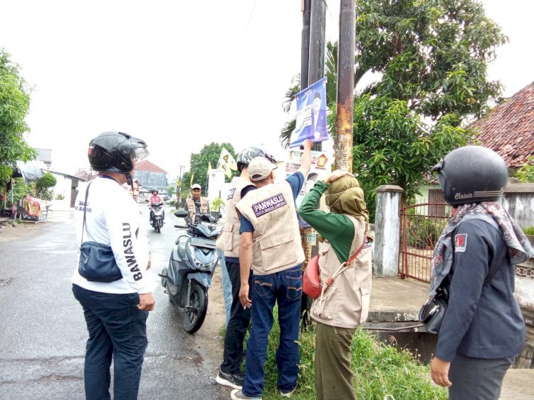 Penertiban APK oleh Panwascam, Bawaslu Bandar Lampung bersama Satpol PP. (ist/rmolsumsel.id)