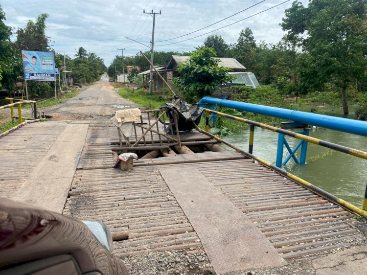 Jembatan penghubung Kabupaten PALI dan Kota Prabumulih yang kondisinya nyaris putus. (ist/rmolsumsel.id)