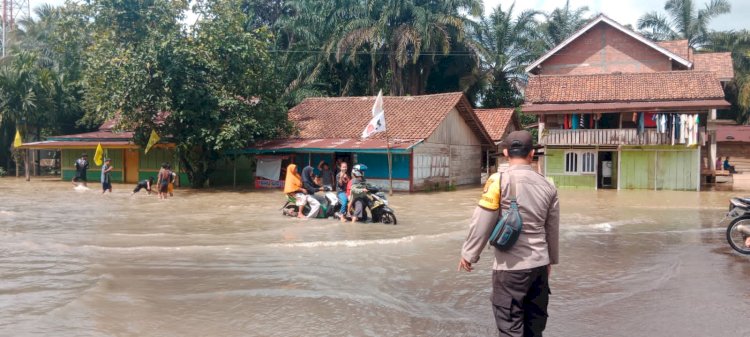 Air sungai meluap dan menggenangi jalan di Musi Rawas/ist