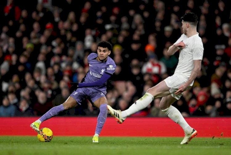 Penyerang Liverpool Luis Diaz mencoba melewati hadangan pemain Liverpool/net