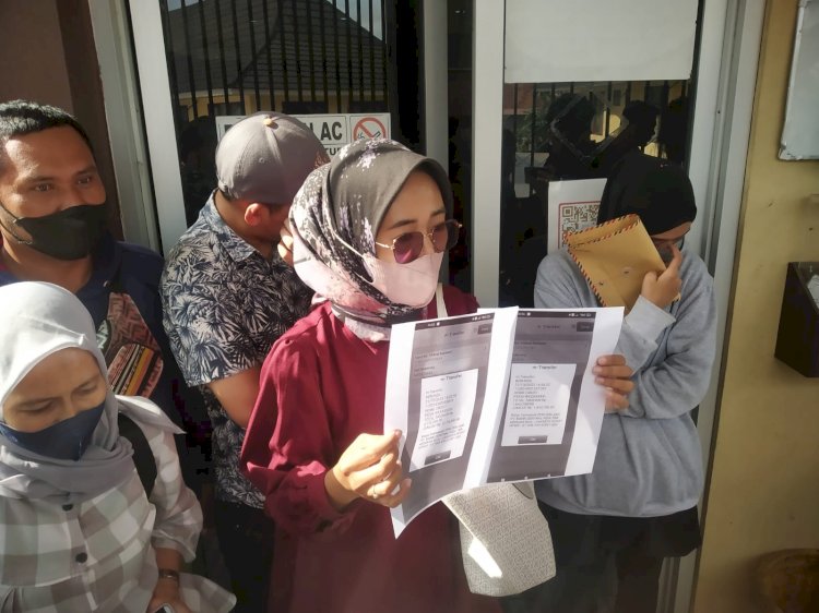 Putri Wulandari (25) usai membuat laporan di Polrestabes Palembang, Senin (8/1) sore.(Denny Pratama/RMOLSumsel.id)