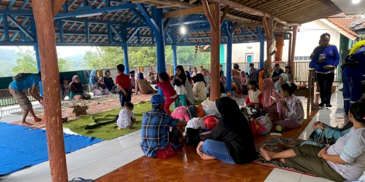 Puluhan warga mengungsi di Majelis Taklim Bantar Panjang, Subang pasca dilanda longsor Minggu (7/1)/Ist