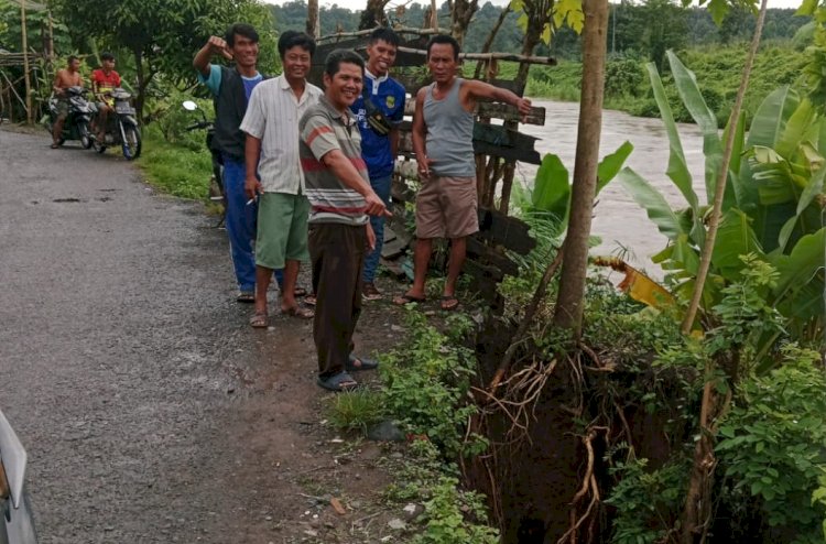 Warga Kelurahan Tanjung Makmur mengecek jalan rawan amblas di wilayahnya. (ist/rmolsumsel.id)