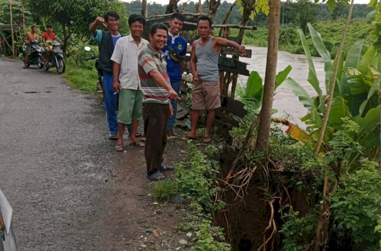 Warga Kelurahan Tanjung Makmur mengecek jalan rawan amblas di wilayahnya. (ist/rmolsumsel.id)