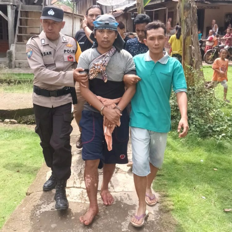 Asep (29), tersangka pembunuhan sadis terhadap orang tuanya di Kabupaten Musi Rawas  saat digiring petugas. (ist/rmolsumsel.id)