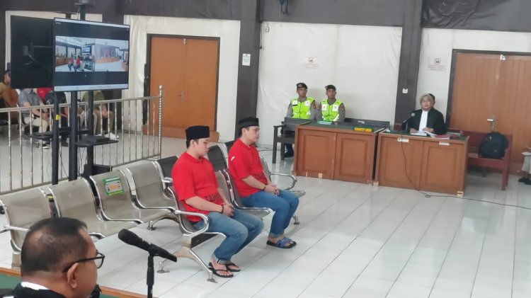 Dua terdakwa kasus pembunuhan adik Bupati Muratara, saat menjalani sidang di Pengadilan Negeri Palembang. (Eko Prasetyo/RMOLSumsel.id)