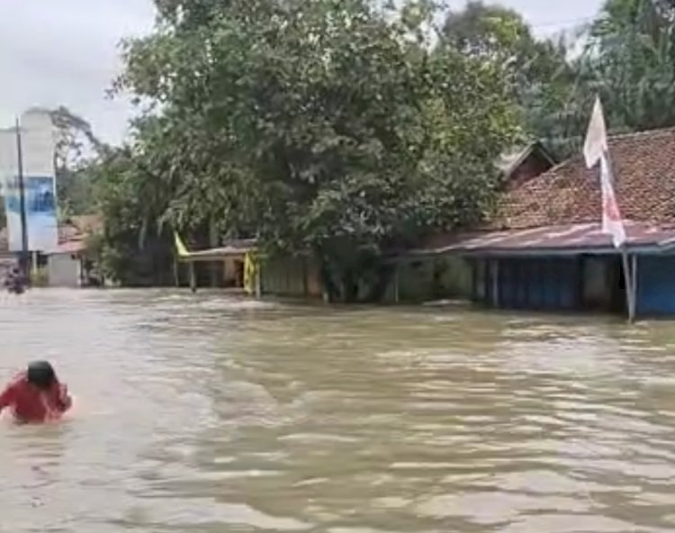 Banjir di wilayah Kabupaten Musi Rawas menggenangi jalan dan pemukiman warga. (dok. Warga)