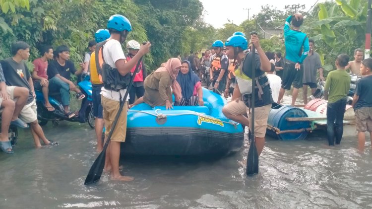Tim Tagana Lubuklinggau tengah melakukan evakuasi korban banjir di Musi Rawas dengan menggunakan perahu karet/Foto:Tagana Lubuklinggau)