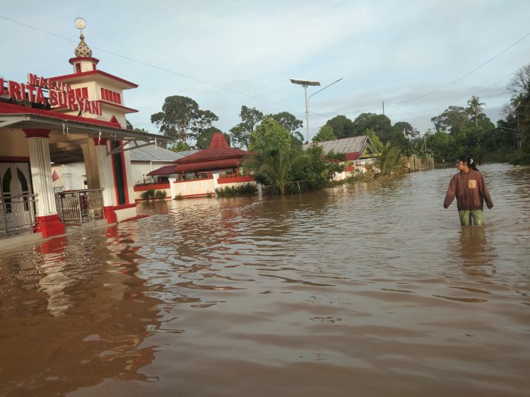  Rumah pribadi Bupati Muratara Devi Suhartoni yang berada di Rt 16, Kelurahan Muara Rupit,  Kecamatan Rupit, Kabupaten Muratara, Sumatera Selatan terendam banjir akibat Sungai Rawas meluap.(Alam/RMOLSumsel.id)