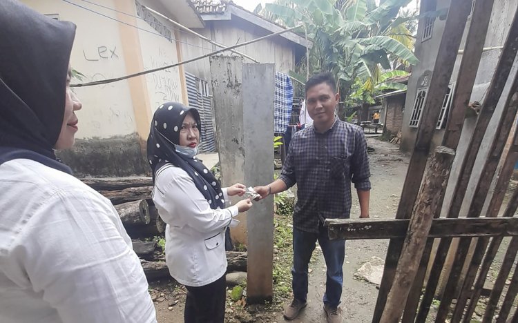 Pihak Puskesmas Lubuk Batang saat melakukan survei ke rumah warga yang mengidap demam tinggi, Rabu (10/1). (Mizon/RMOLSumsel.id)