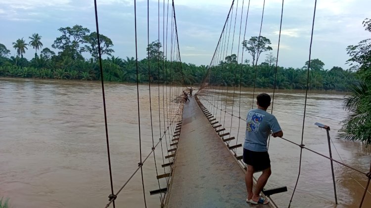 Kondisi salah satu jembatan gantung di Muratara putus akibat diterjang banjir bandang. (dok. BPBD Sumsel)